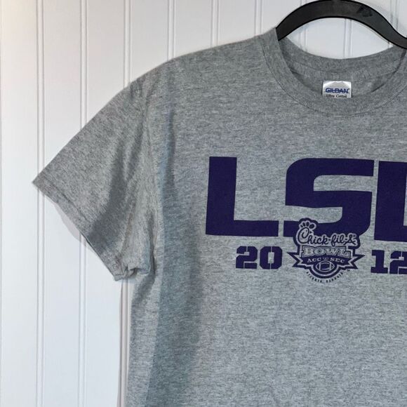 LSU 2012 Chick-fil A ACC Vs Sec Bowl Tee Men Medium Gray Short Sleeve Gildan - Picture 2 of 6